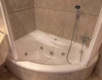 Foto del jacuzzi privado de la Habitación Doble Confort con vistas a la montaña.