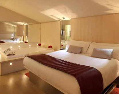 Foto de la Suite con jacuzzi privado y terraza privada con vistas a la ciudad.