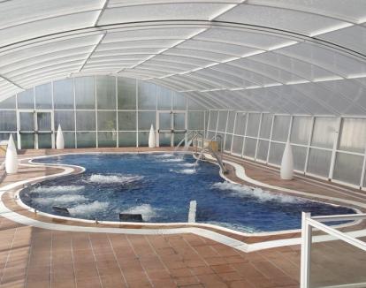Foto de la piscina de hidroterapia cubierta del alojamiento.