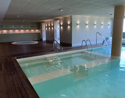 Foto del spa con piscina de hidroterapia y jacuzzi.