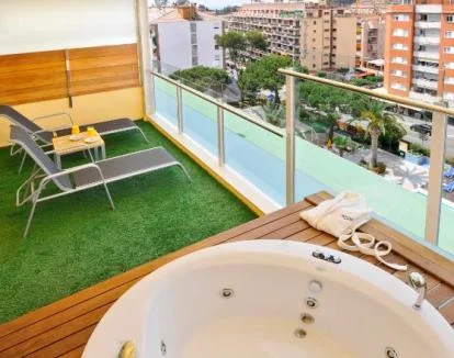 Foto del Bungalow Superior con jacuzzi pivado en la habitación.
