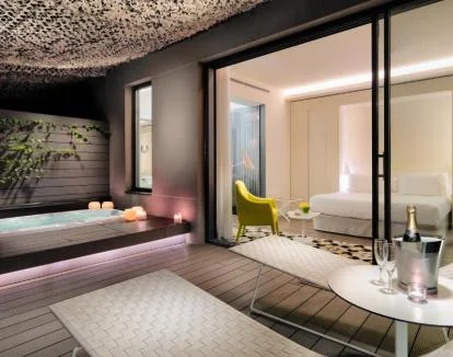 Foto de la Suite Junior insonorizada con jacuzzi privado.