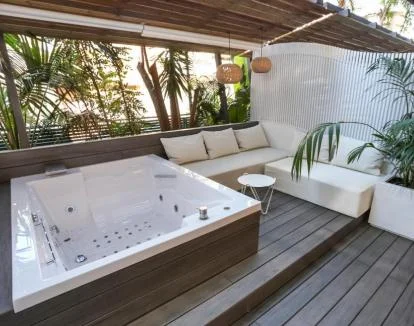 Foto de la Habitación Doble Deluxe con jacuzzi privado en una amplia terraza.