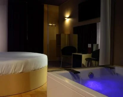 Foto de la Habitación con cama redonda y jacuzzi privado.