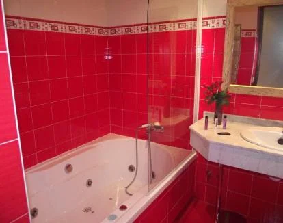 Foto de la Habitación Doble con jacuzzi privado, minibar y vistas al jardín.