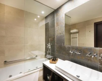 Foto de la Suite con terraza con bonitas vistas al lago y jacuzzi privado.