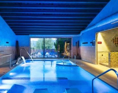 Foto del spa con piscina de hidroterapia.