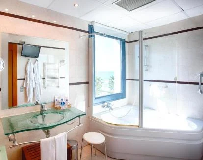 Foto de la Suite equipada con jacuzzi privado con vistas al mar.