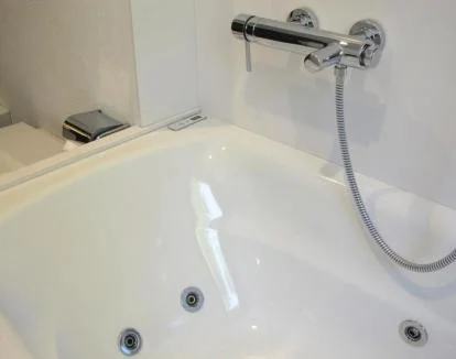 Foto de la Suite Junior con jacuzzi privado y sala de estar con vistas a la naturaleza.