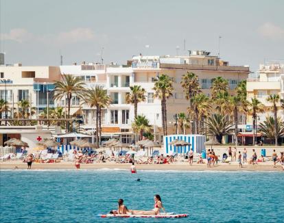 Foto del hotel con vistas al mar en primera línea de playa.