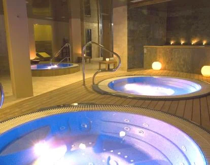 Foto del centro de bienestar con jacuzzis.