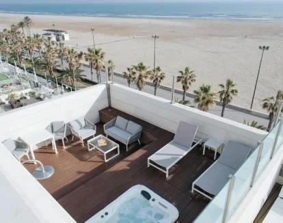 Foto de la Suite con terraza privada y jacuzzi con vistas al mar.