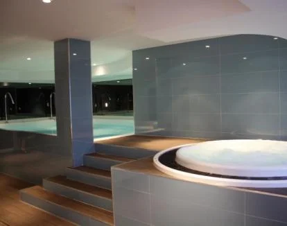 Foto de la zona de spa con piscina de chorros y jacuzzi.