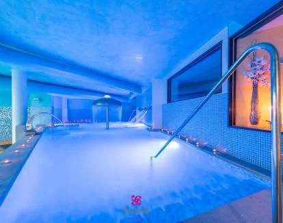 Foto de la piscina de hidroterapia del spa.