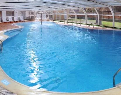 Foto del centro de bienestar del hotel con piscina de hidroterapia.