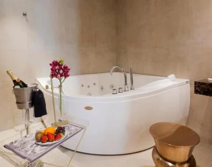 Foto de la Habitación Doble Deluxe con jacuzzi y minibar.