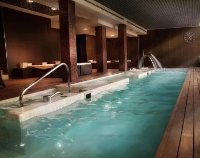 Foto de la piscina cubierta con chorros del spa.