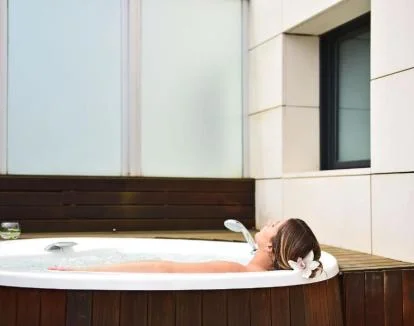 Foto de la Suite con jacuzzi privado en la terraza al aire libre.