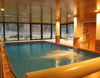 Foto de la piscina cubierta con chorros del hotel.