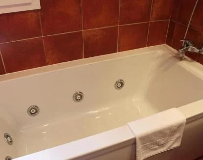 Foto del Bungalow Superior con jacuzzi pivado en la habitación.