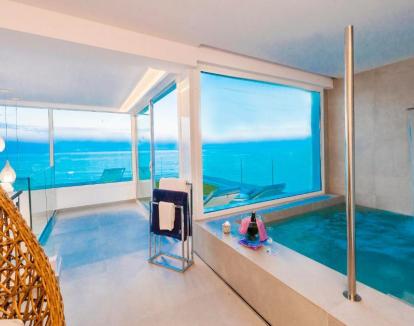 Foto de la amplia y elegante Suite con piscina privada y terraza con vistas al mar.