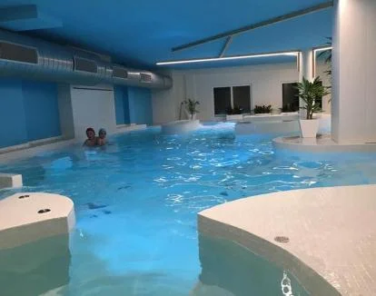 Foto del spa con piscina de hidroterapia.