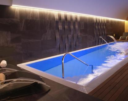 Foto de la piscina climatizada con chorros del spa.