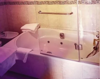 Foto de la Suite Junior con jacuzzi privado en el baño y vistas al mar.