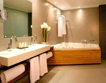 Foto de la Suite Junior, que cuenta con jacuzzi privado y aire acondicionado.