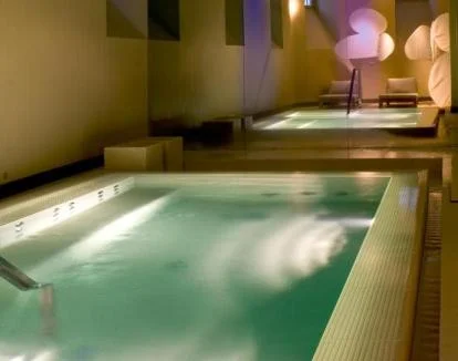 Foto de la Habitación Premium, que cuenta con jacuzzi privado y balcón con vistas a la calle.