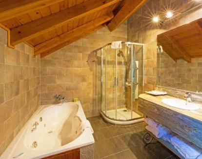 Foto de la Suite Junior, una amplia estancia con jacuzzi privado y balcón con vistas a la montaña.