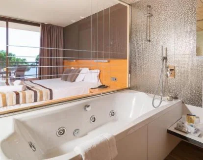 Foto de la Habitación Doble Superior con bañera de hidromasaje y vistas al mar.