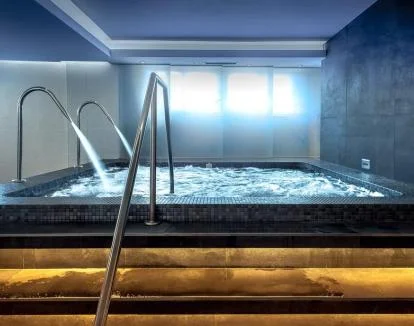 Foto de la zona de relajación con jacuzzi y tumbonas.