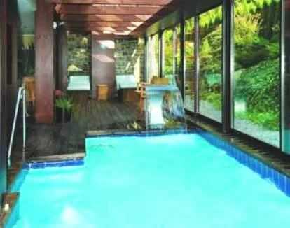 Foto de la piscina cubierta con chorros del spa.