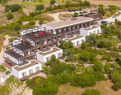 Foto de este hotel solo para adultos rodeado de naturaleza.