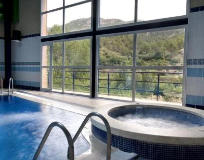 Foto del spa del hotel con piscina cubierta y jacuzzi.