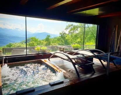 Foto de la zona de bienestar con espectaculares vistas desde el jacuzzi.