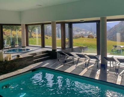 Foto del centro de bienestar con piscina cubierta y hermosas vistas al campo.