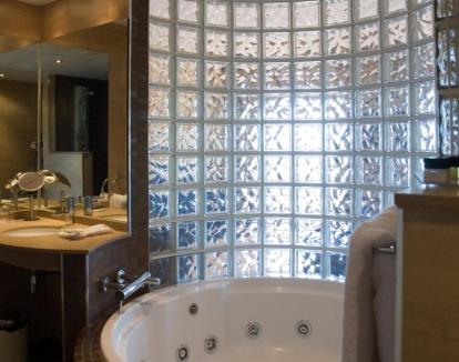 Foto de la Suite con bañera de hidromasaje y un balcón privado con vistas panorámicas.