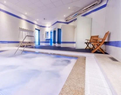 Foto del jacuzzi del centro de bienestar del hotel.