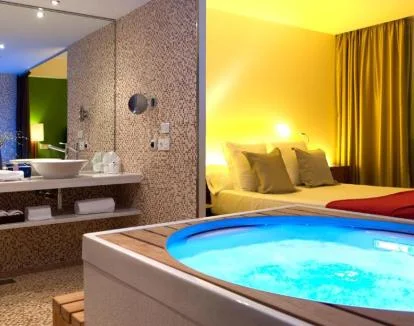 Foto de la Suite con jacuzzi privado y vistas a la ciudad.