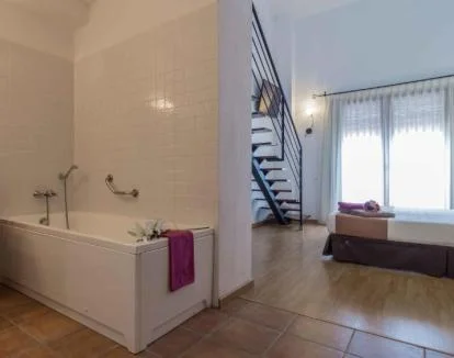 Foto de la Suite Junior con jacuzzi privado cerca de la cama y vistas a las montañas.
