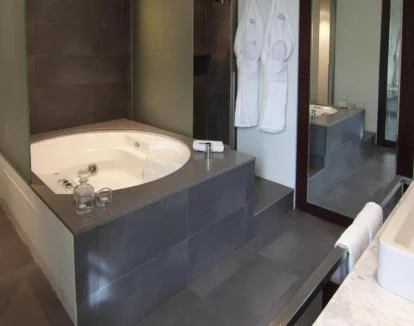 Foto de la Suite equipada con jacuzzi privado y amplia terraza con vistas a la ciudad.