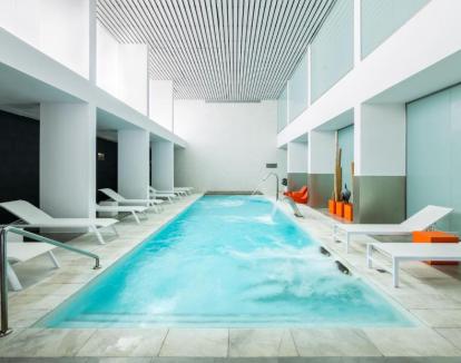 Foto del centro de bienestar del hotel con piscina cubierta climatizada.