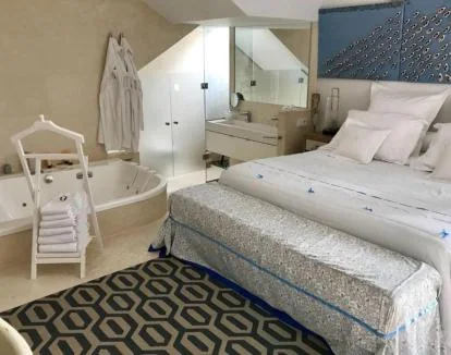 Foto de la luminosa Suite Exclusiva con jacuzzi privado.
