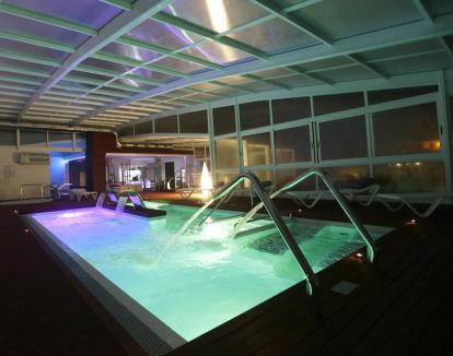 Foto del centro de bienestar del hotel con piscina de chorros y sauna.