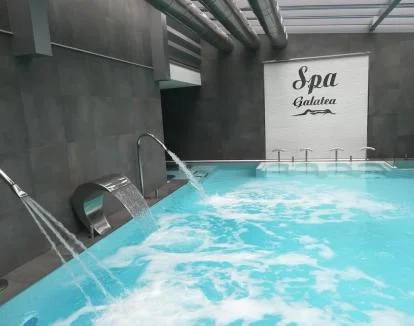 Foto del spa con piscina dinámica con chorros.