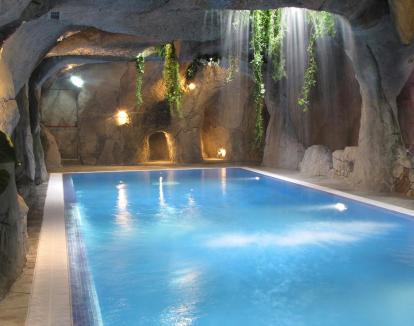 Foto del spa con piscina cubierta y aspecto rústico.