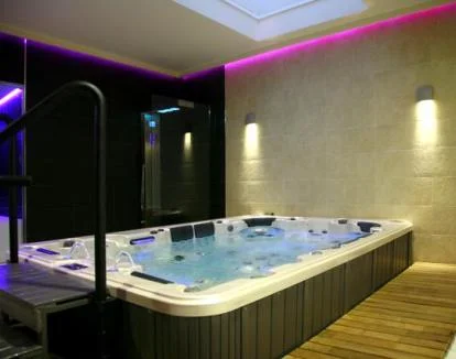 Foto del amplio jacuzzi de la zona de bienestar del hotel