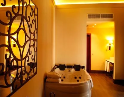 Foto de la Suite de estilo rústico con jacuzzi privado y minibar.